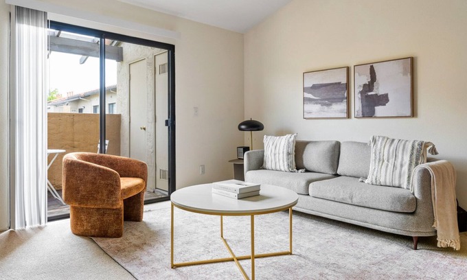 Shoreline West Apartamento | Deluxe Mountain View 1BR w/ Pool & Gym, 5 mins to Target, by Blueground