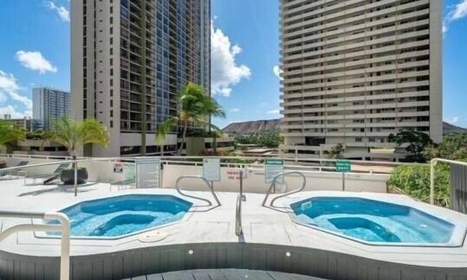 Waikiki Condominio | Deluxe Panoramic Mountain View Condo - 37th Floor, Free parking & Wifi by Koko Resort Vacation Rentals