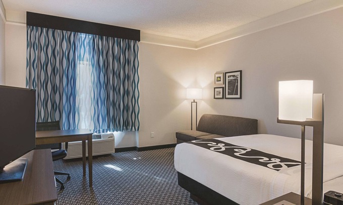 Orlando Hotel | Deluxe Room Near UCF w/ Breakfast & Pool – Ideal for Orlando Park Exploration
