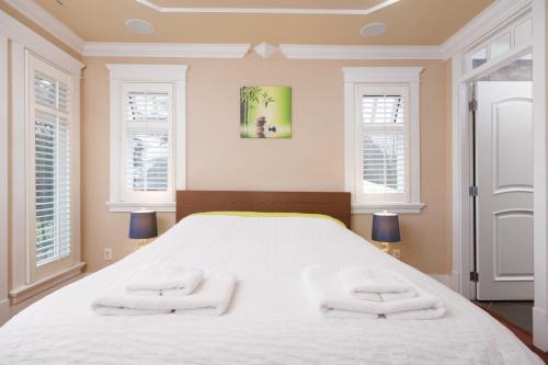 South Cambie Casa | Deluxe Room with Ensuite Washroom in Villa