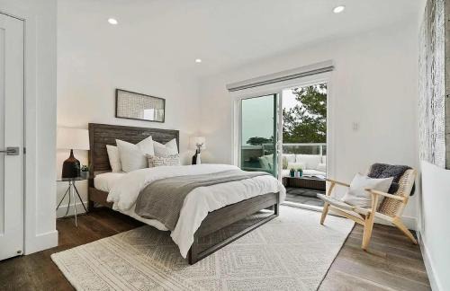 Parkside Casa | Deluxe Room with Private Bathroom & Full Amenities