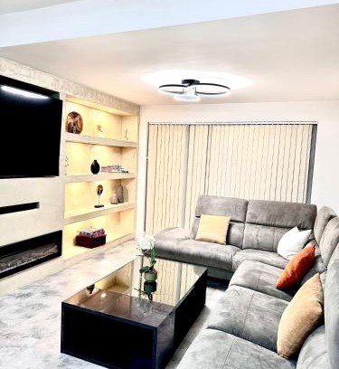 Emerson Park Casa | Deluxe Spacious King Size Room