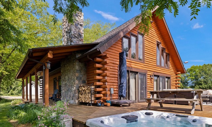 Rolling Prairie Casa | Deluxe Vacay Home on Idyllic 15 acres-Pool, Spa, Stocked Pond, Firepit, EV Chger
