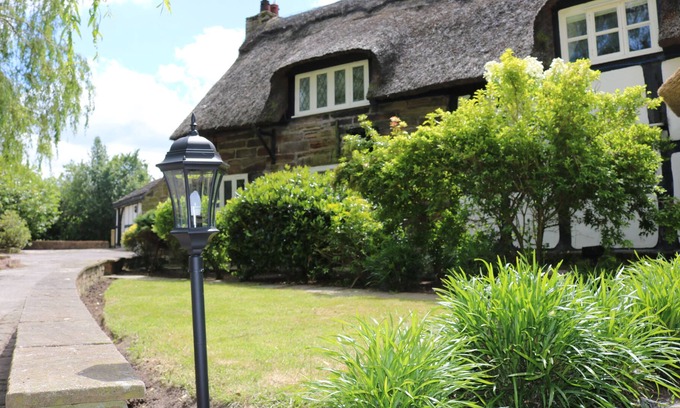 Knutsford Cabaña | Denfield Cottage · Cabaña con techo de paja con encanto más anexo