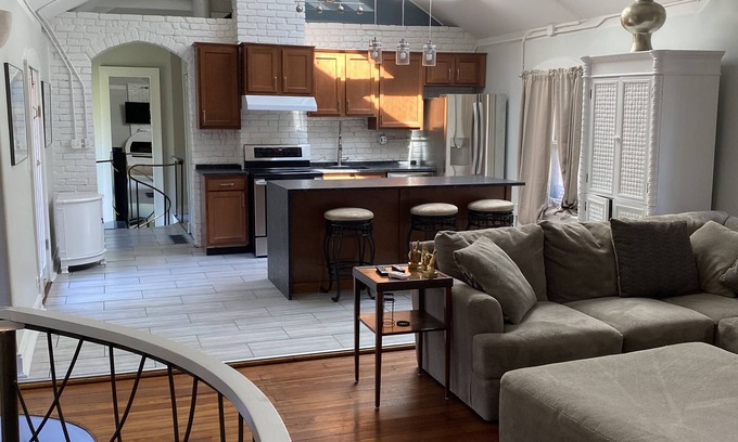 Old Louisville Casa | Derby Week Historic Carriage House 0.3 miles,5 mins from Churchill Downs