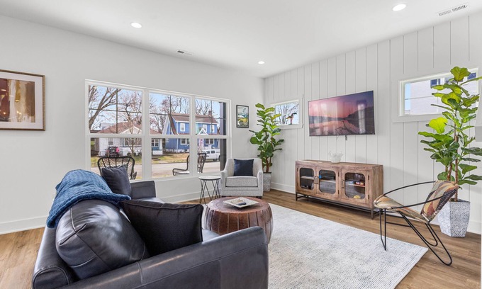 Jeffersonville Casa | DerbyDeluxe: Sunny & Modern, Near Derby