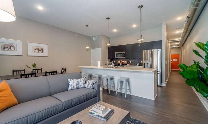 Downtown Des Moines Apartamento | Des Moines Classy 2BD 2BA Downtown Apartment