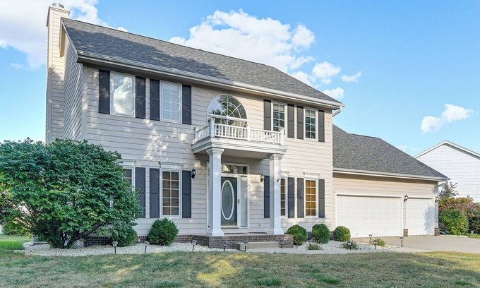 Johnston Casa | Des Moines Suburb Stay w/ Spacious Layout & Deck!