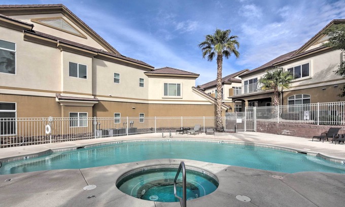 Sunridge Estates Condominio | ¡NUEVO! Condominio del desierto con piscina ~ 3 millas al río Colorado!