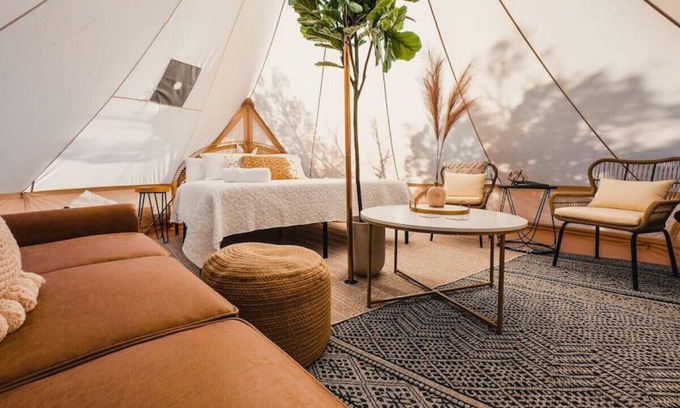 Yucca Alquiler De RV | Desert Glamping Escape w/ Shared Bathroom: Boulders at Ravari (3 of 6)