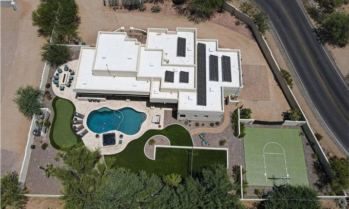 Cave Creek Casa | Desert Oasis Views Pool + Courts Walk to Town