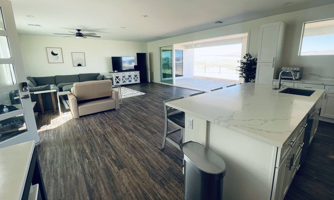 Greenehaven Casa | Desert Retreat with Floor-to-Ceiling Glass Slider