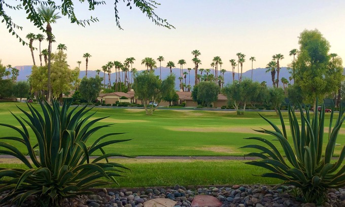 Palm Desert Condominio | Desert sensation with beautiful views on golf course!