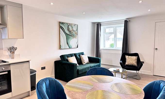 Elmbridge Apartamento | Desford Delight: Modern 1Bedroom Near Heathrow Airport w/ EV Charger