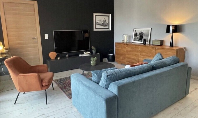 Antibes Old Town Apartamento | Design and spacious one bedroom apartment on Place de Gaulle Antibes