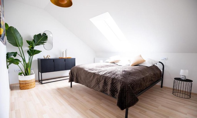 Kelberg Apartamento | Design-Ferienwohnung in Kelberg am Nürburgring: Platz für 6, Küche, WiFi, Netflix