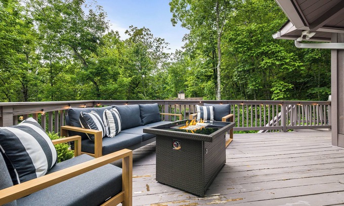 Roseland Cabina | Design-Lover’s Getaway Game Room Hot Tub