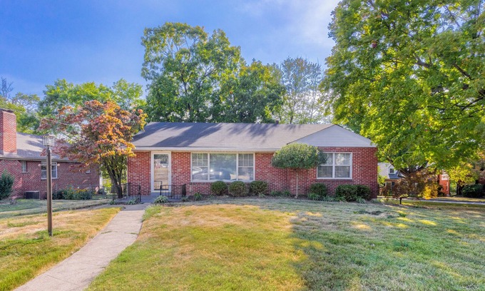 Clayton Casa | Designer 3BR Ranch Home near Clayton & Wash U