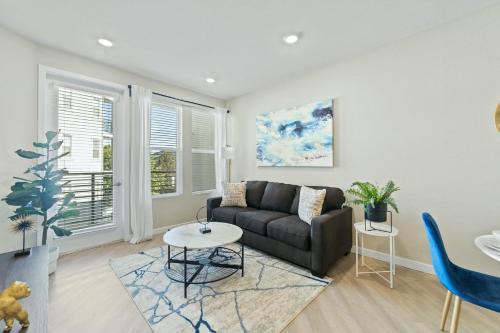 Sparks Apartamento | Designer Apt with Jacuzzi, Sky Lounge, Gym Access
