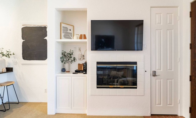 Village Apartamento | Designer Desert Condo Pool Hot Tub Dogs Welcome