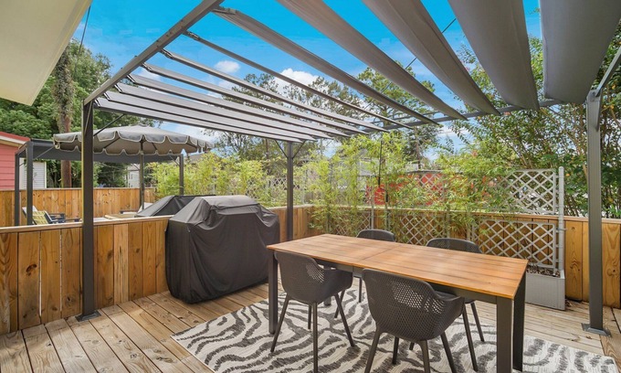 Metropolitan Casa | Designer Digs w/ Amazing Patio, Walk Everywhere by Lucky Savannah