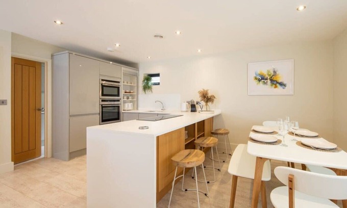 East Wittering Casa | Designer Family Escape / Hot Tub / Steps to Beach