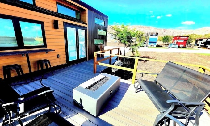 Apple Valley Apartamento | Designer Modern Tiny Home w/All of The Amenities!