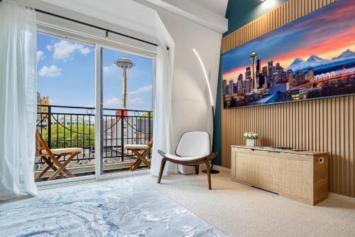 Belltown Apartamento | Designer Penthouse Space Needle View & Walk to Everything