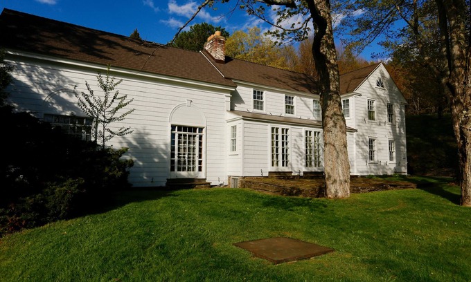 Cooperstown Casa | Destino Propiedad. Con vistas a Cooperstown. Los jardines son preciosos.