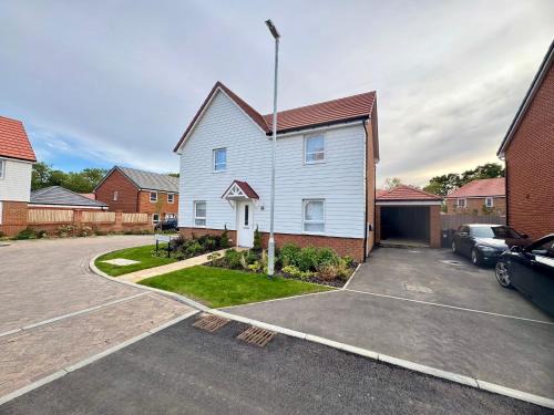 Broad Oak Apartamento | Detached 4BR House - Private Garden, Garage & Parking - Perfect for Long Stays, Families, Contractors