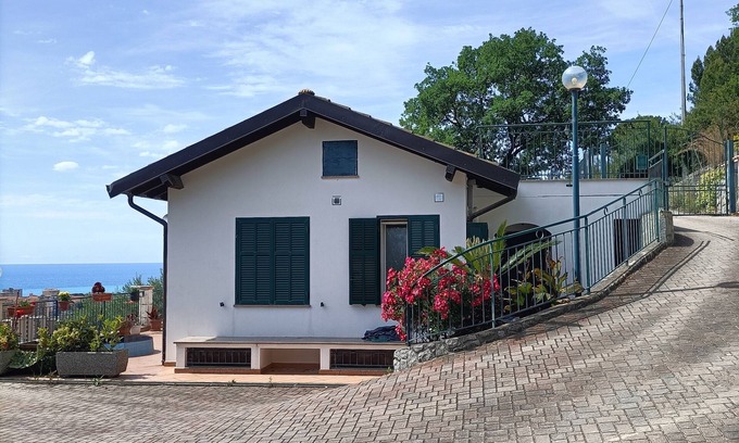 Vallecrosia Casa | Detached Casa Roque Sea View + parking included for families, couples, friends