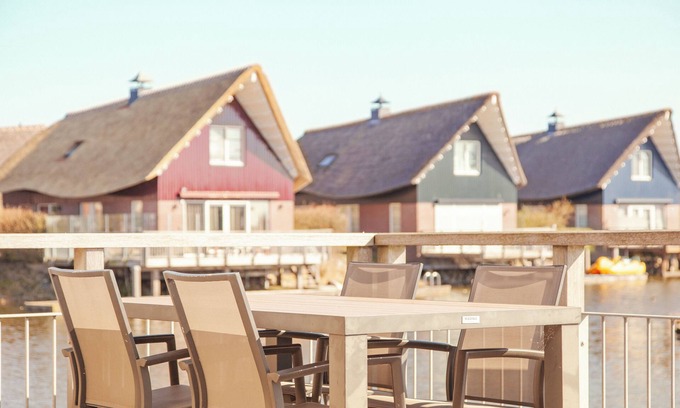 Makkum Cabina | Stylish fisher's villa at the water