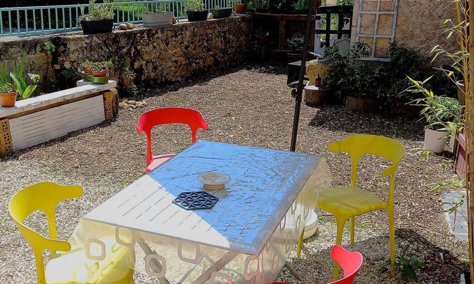 Condat-sur-Trincou Casa | Detached house in Dordogne, Périgord Vert, swimming pool and fireplace depending on season
