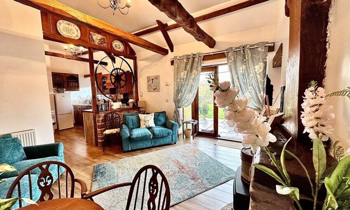 Usk Casa | Detached ONE LEVEL stone barn