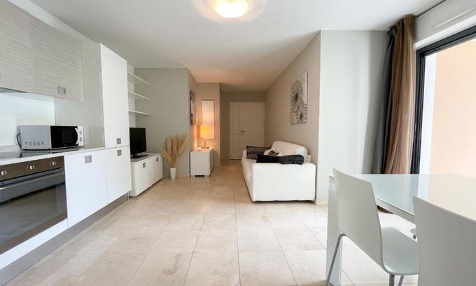 Beausoleil Apartamento | Deux pièces, parking et piscine