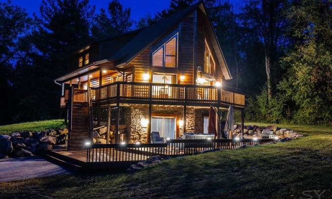 Baraboo Cabina | DEVILS LAKE ESCAPE -NEW OWNERS!! SLEEPS 12 -8 BEDS WALK TO THE PARK