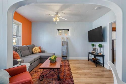 Drumheller Casa | Dino Cave l Walk to Downtown l Fire Pit & BBQ I TV