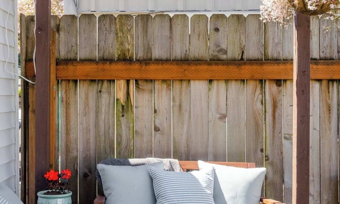 Camas Apartamento | Discover an authentic mini getaway in this charming, upbeat space