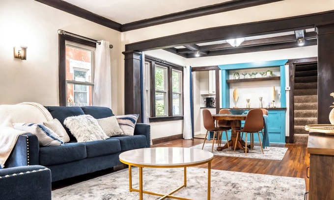 Minneapolis Casa | Discover Comfort & Embrace Cozy Elegance! Minutes Away from Downtown Minneapolis
