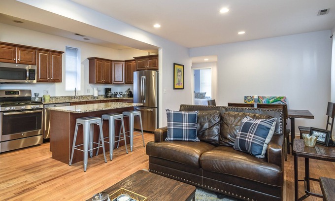 Wrightwood Neighbors Casa | Diversey #2 Lincoln Park-Short walk to Wrigley, Lincoln Park and The Beach!