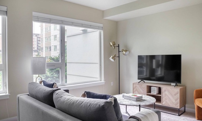 Northeast Bellevue Apartamento | Divine Redmond Jr 1BR w/ BBQ & Gym, nr Shopping, by Blueground