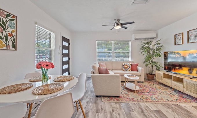Park East Casa | Dog & Family Friendly, Walk to Downtown & Payne Park, Close to Beaches