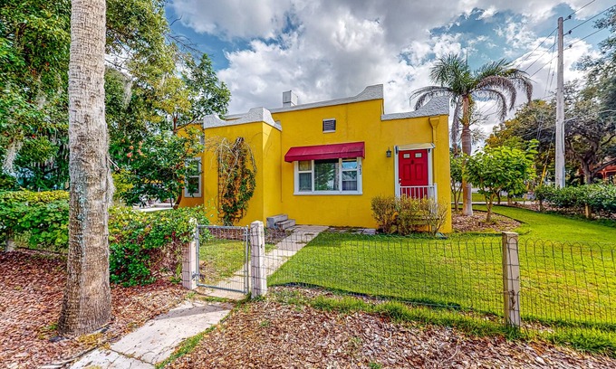Mount Dora Casa | Dog-friendly 1920s home near downtown with a yard, grill, streaming, & AC
