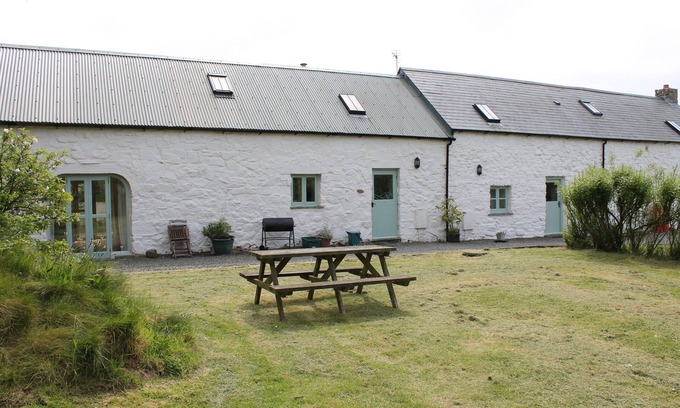 St Brides Cabaña | dog friendly 3 bedroom cosy farm cottage