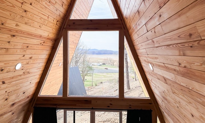 Newport Cabina | Dog-friendly A-frame cabin with loft, balcony, full kitchen, & washer/dryer