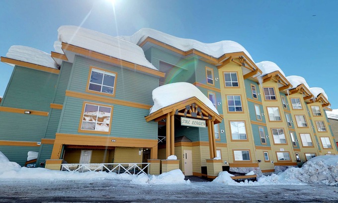 Big White Ski Resort Condominio | Dog-friendly, ski-in/out condo with seasonal hot tub - close to village & dining