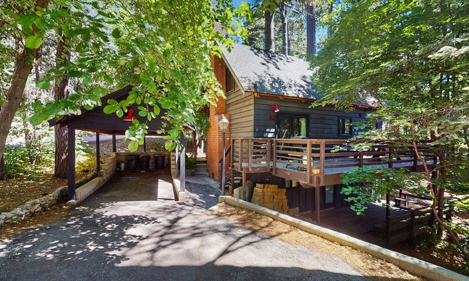 Arrowhead Villas Casa | Dog-friendly cabin near lake with large deck and great location