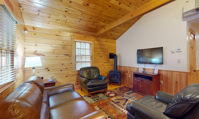 Northport Cabina | Dog-friendly cabin with kitchen, firepit, AC, gym, ping-pong & fun awaits
