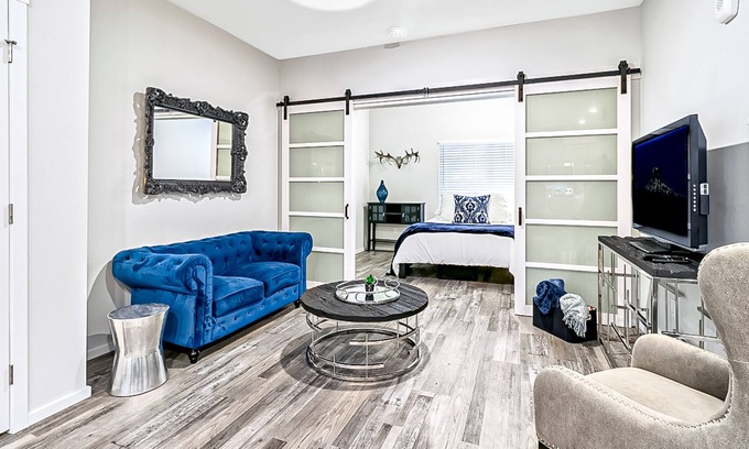 South Tacoma Condominio | Dog-friendly condo in the heart of the city with a well-equipped kitchen & W/D