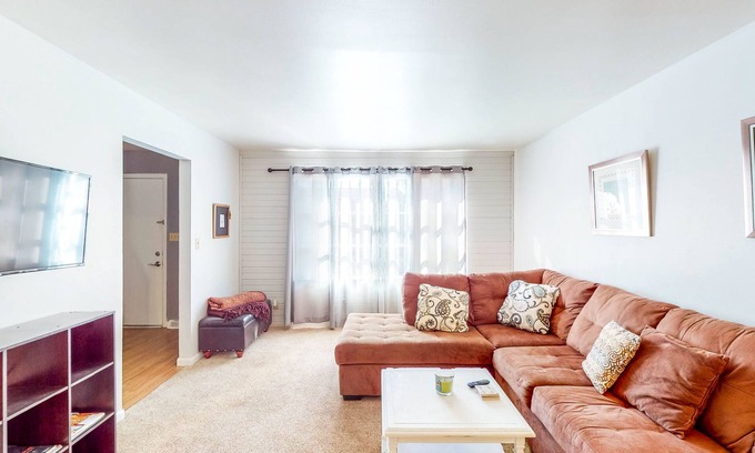 Bloomington Condominio | Dog-Friendly Condo near Indiana University - Full Kitchen & Assigned Parking